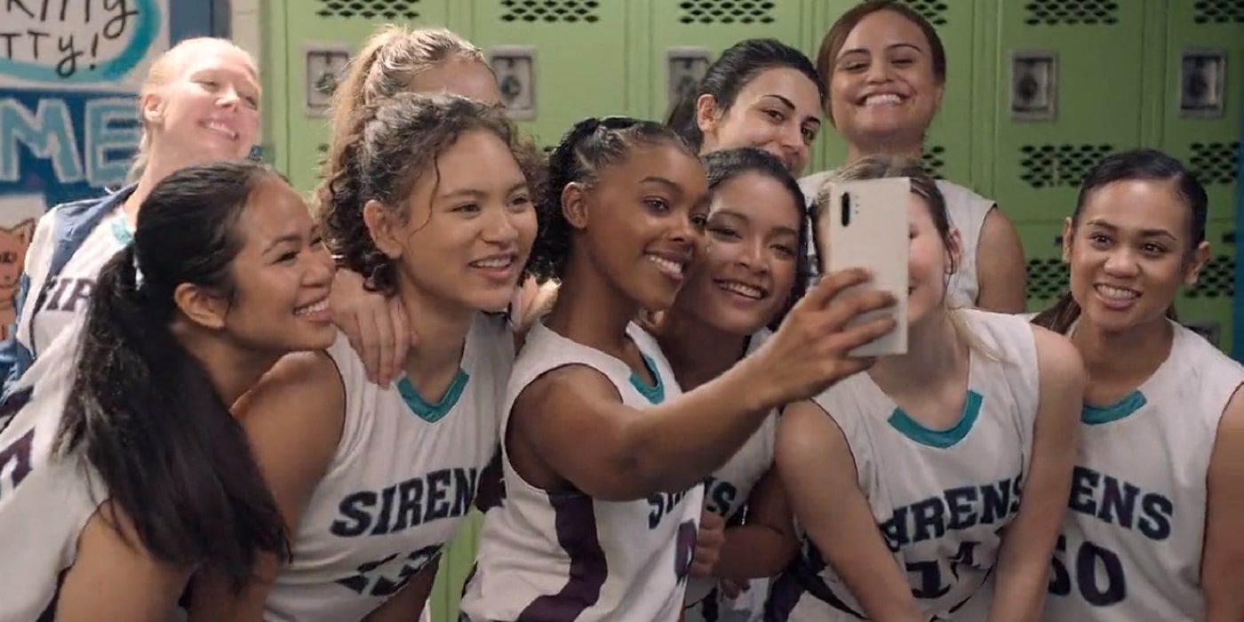 Le Wesbrook Sirens si fanno un selfie dopo la vittoria di una squadra, Big Shot