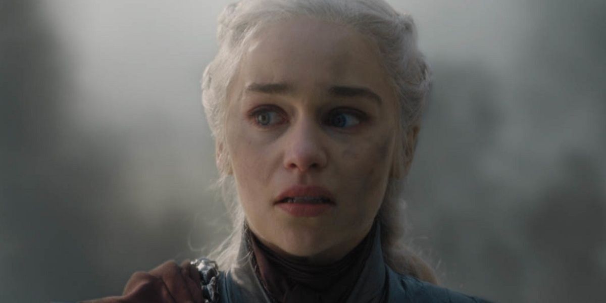 Emilia Clarke nei panni di Daenerys Targaryen sembra sconvolta, circondata da raffiche di sporco e fumo.