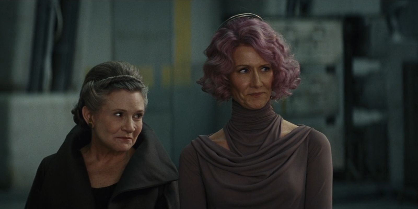 Il generale Leia Organa e l'ammiraglio Amilyn Holdo stanno uno accanto all'altro in Star Wars Gli ultimi Jedi