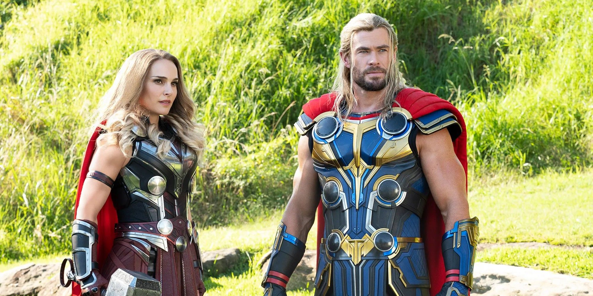 Natalie Portman e Chris Hemsworth in Thor: Amore e tuono