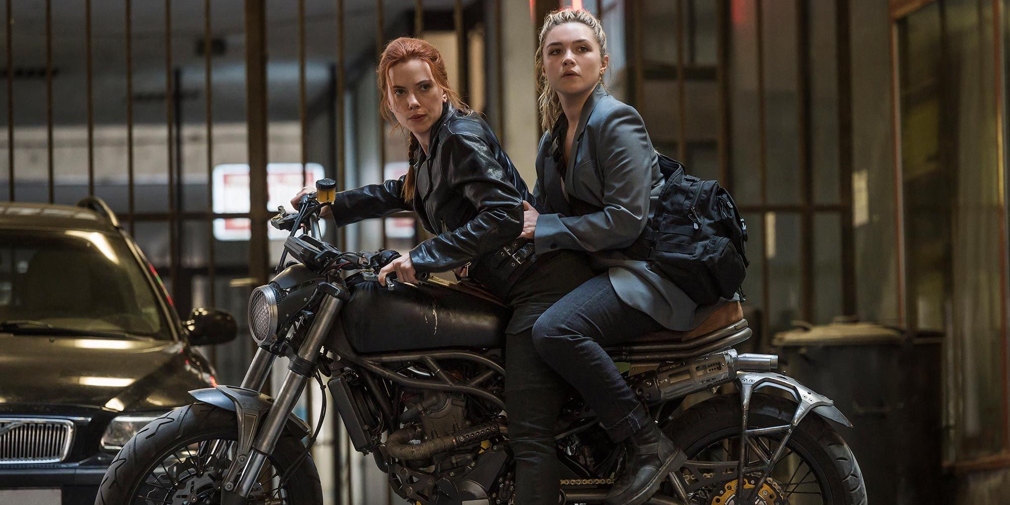 Black Widow del 2021 - Natasha e Yelena su una moto