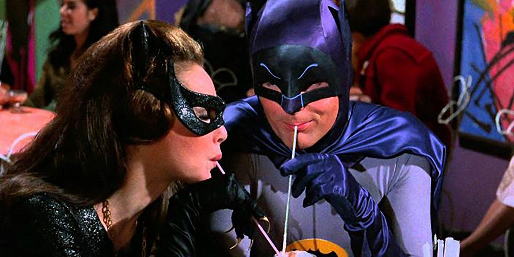 Adam West nei panni di Batman e Julie Newmar nei panni di Catwoman mentre condividono un milkshake
