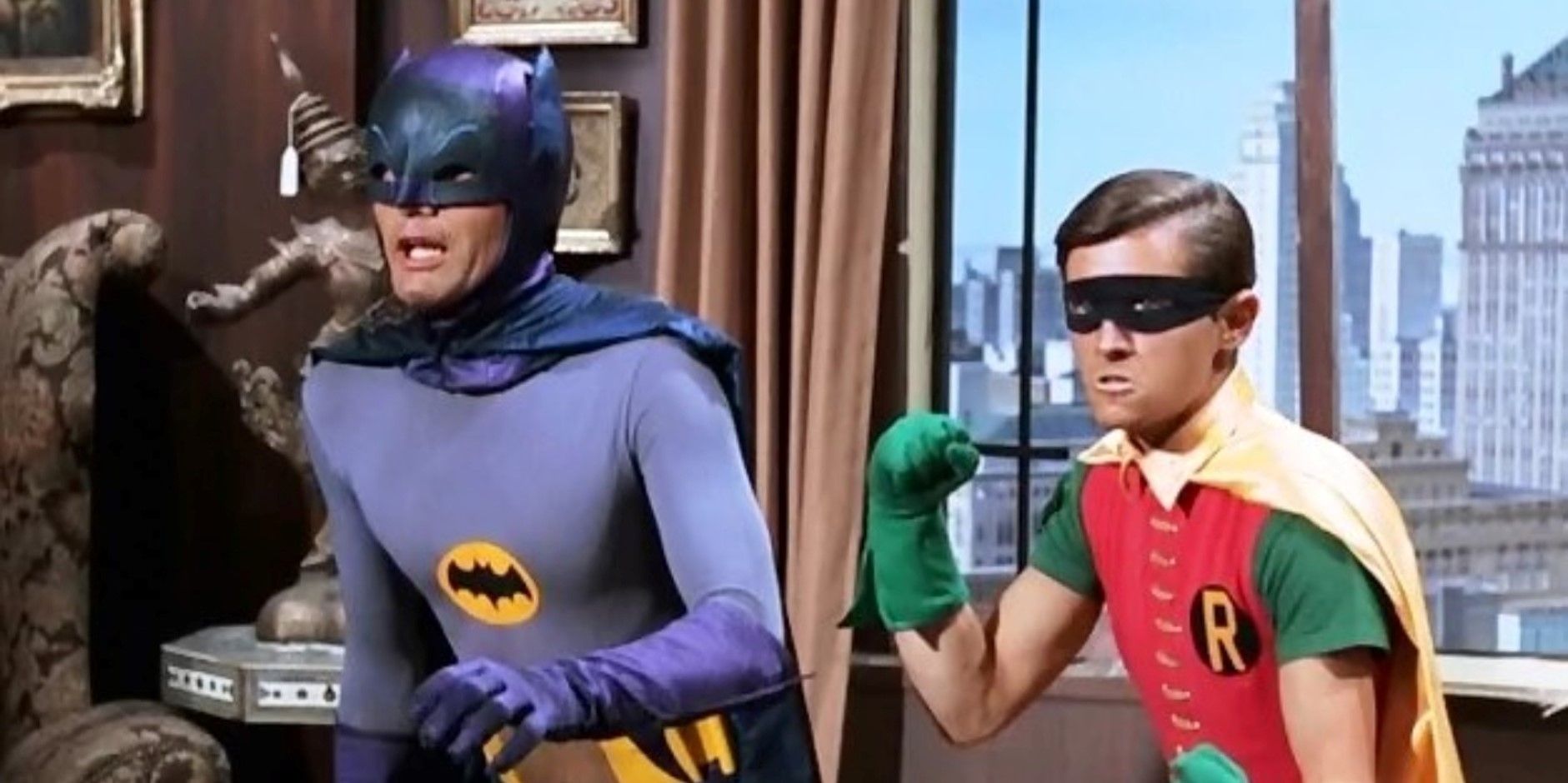 Adam West nei panni di Batman e Burt Ward nei panni di Robin si preparano a combattere