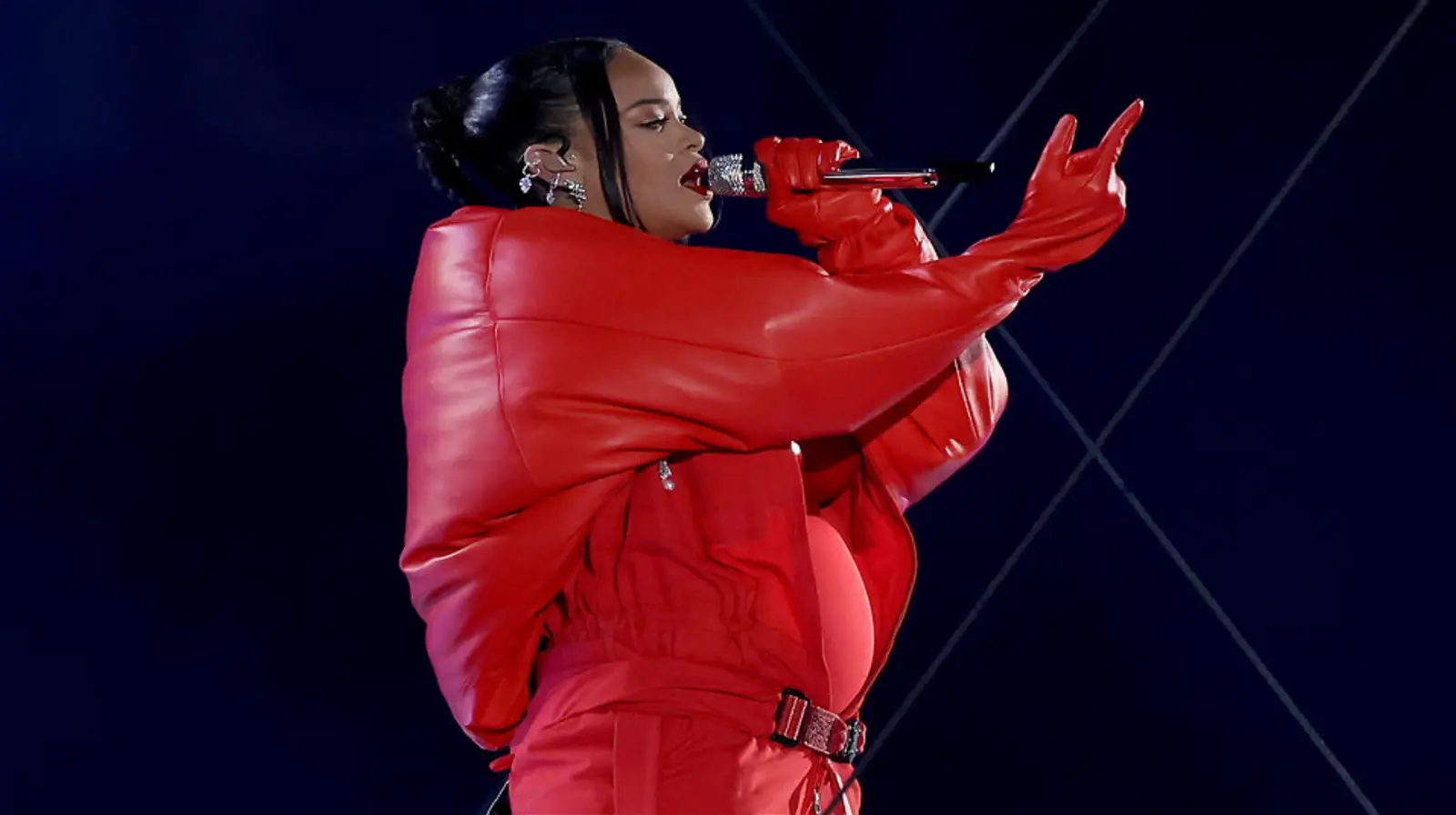 Rihanna con il suo pancione durante la sua esibizione al Super Bowl