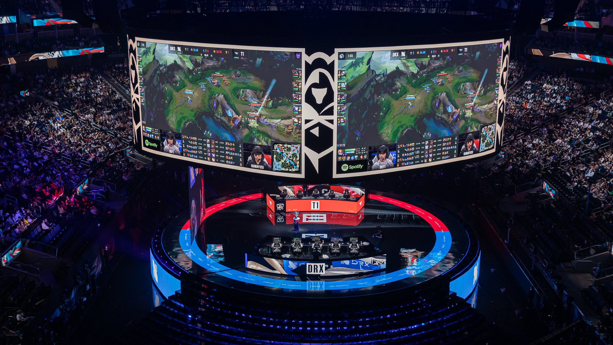 Due enormi schermi mostrano l'azione del gran finale di LCS League of Legends.