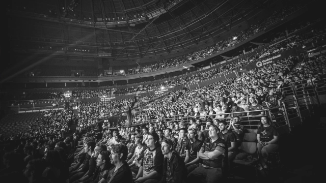 Il pubblico dell'IEM Sydney, inquadratura rovesciata, tifa per il Counter-Strike alla Qudos Bank Arena nel 2017.