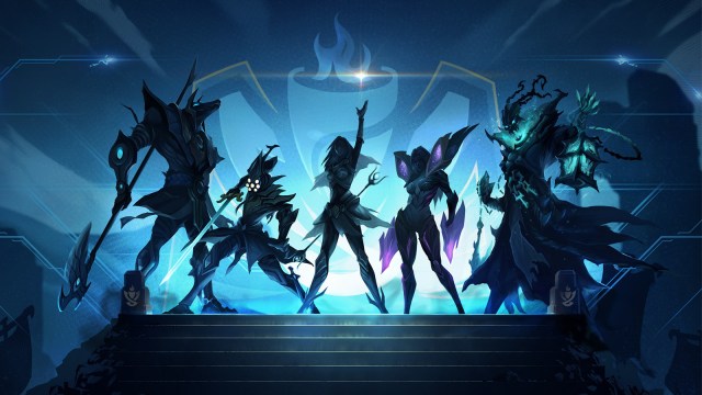 Un gruppo di cinque campioni di League of Legends, tra cui Nasus, Master Yi, Lux, Kaisa e Thresh, si prepara alla battaglia davanti a una fiamma blu.