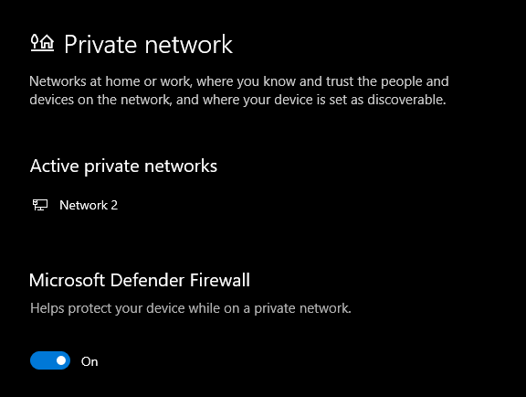 Uno screenshot delle impostazioni della rete privata di Windows.  Il firewall di Microsoft Defender è attivo.