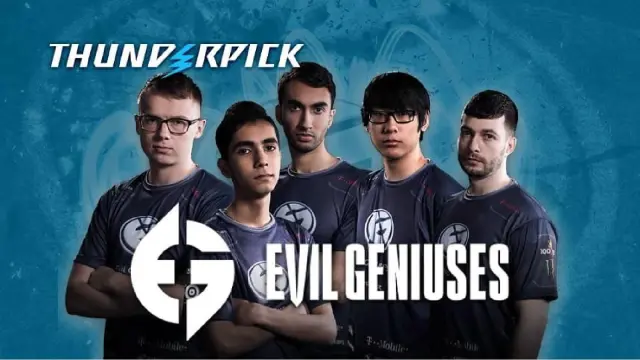La squadra Counter-Strike degli Evil Geniuses in piedi davanti a uno sfondo blu, con indosso le loro maglie blu scuro. 