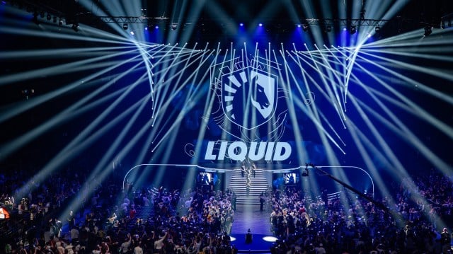 Lo stendardo del Team Liquid e i giocatori di CS:GO al BLAST Paris Major nel maggio 2023.