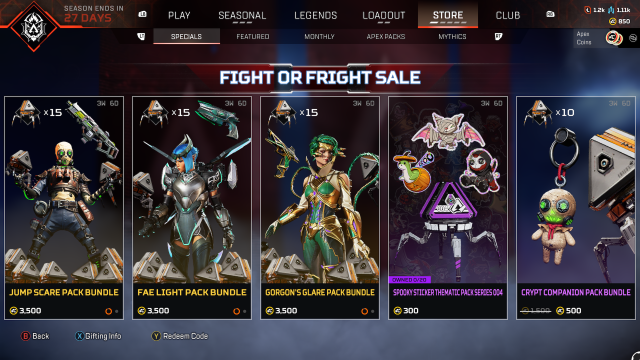 Uno screenshot del menu del negozio di Apex Legends che mostra i saldi Fight or Fright.  Sullo schermo vengono visualizzate cinque opzioni.  Da sinistra a destra: Jump Scare Octane, Fae Light Valkyrie, Gorgon's Glare Catalyst, un pacchetto di adesivi e un amuleto.