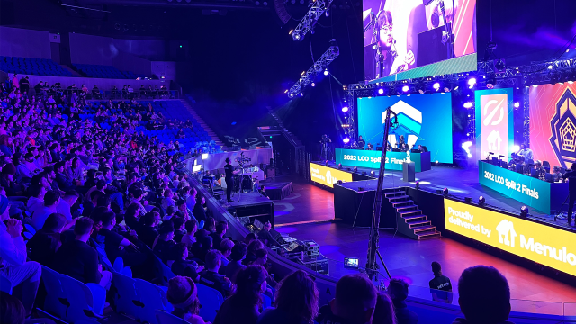 Una folla al Dreamhack Melbourne 2022 siede nella fioca luce blu delle finali.  I Chiefs sono sul palco.