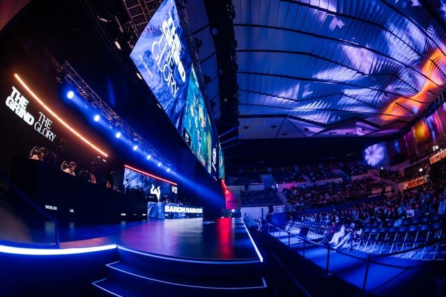 Il palco del Campionato mondiale di League of Legends 2023 con illuminazione blu.