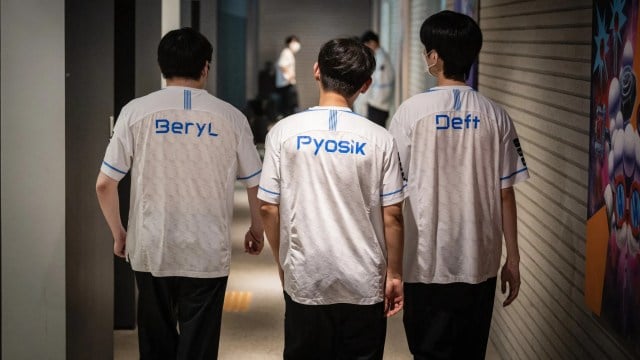 Pyosik, Deft e BeryL camminano lungo il corridoio.