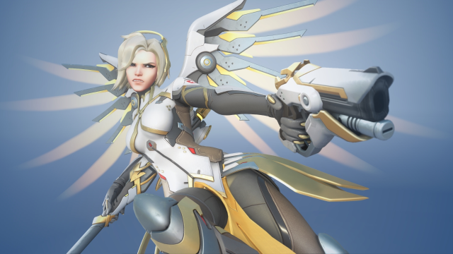 Mercy, nella sua tradizionale pelle bianca, punta la pistola con le ali spiegate.
