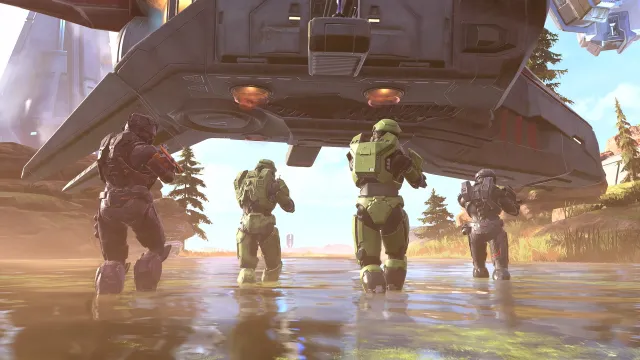 Quattro Spartan stanno camminando sull'acqua verso un Covenant Phantom che sta scendendo per atterrare su un altopiano desertico.