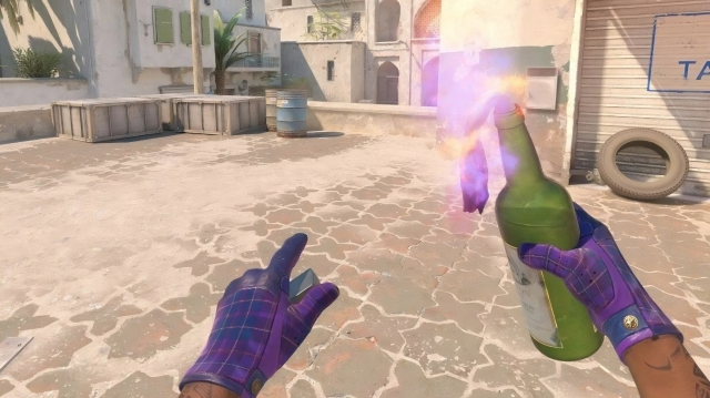 Giocatore CS2 con in mano una granata Molotov su Dust 2